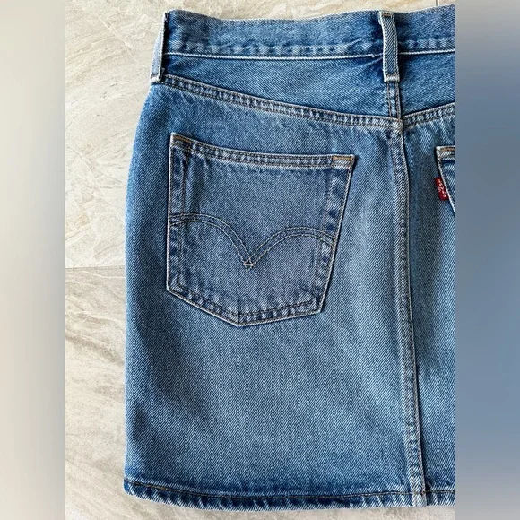 🔥HP🔥 LEVI’S Denim Mini Skirt in Size 27 - Picture 4 of 13